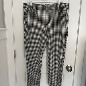 Black & White Houndstooth Cropped Pants - Size 16 (Old Navy)
